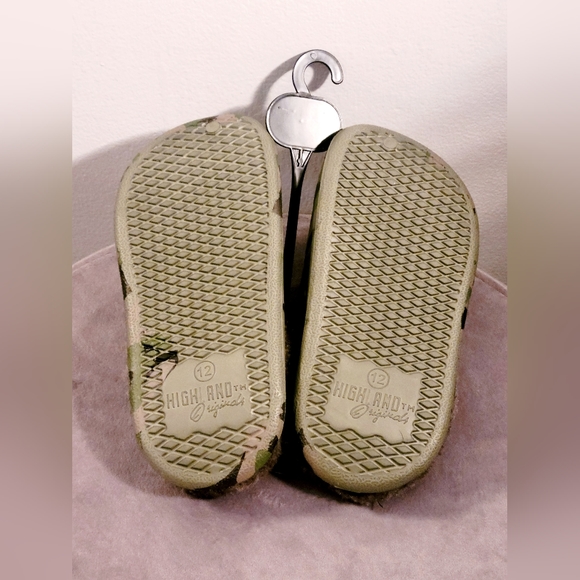 Youth furry slides camo size 12 - Picture 5 of 7